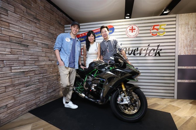 七仙羽師傅、陳安立及鄭紹康與《壯志凌雲︰獨行俠》中的Kawasaki Ninja H2電單車合照