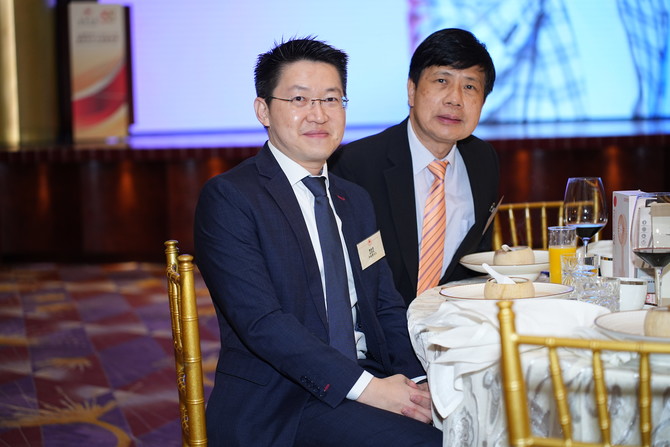 懲教署副署長吳超覺先生(左一)及荃灣區議會主席陳琬琛先生(右一)出席晚宴