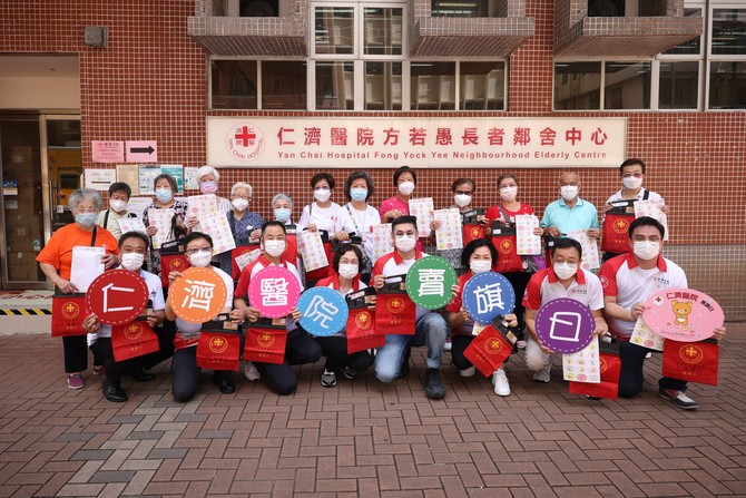 行善不分年齡，義工們都鼎力支持仁濟全港賣旗日