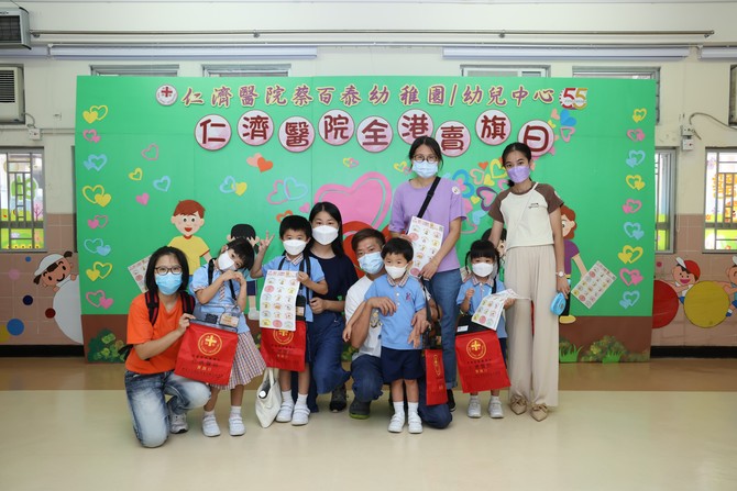 行善不分年龄，义工们都鼎力支持仁济全港卖旗日