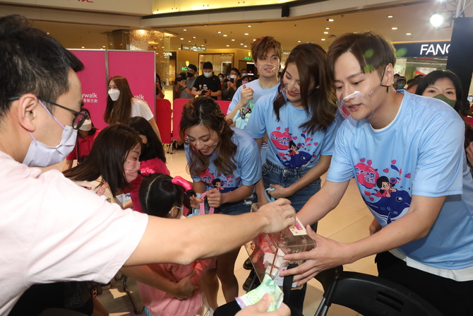 一众港姐及艺员落力地向董事局成员及市民劝销爱心曲奇