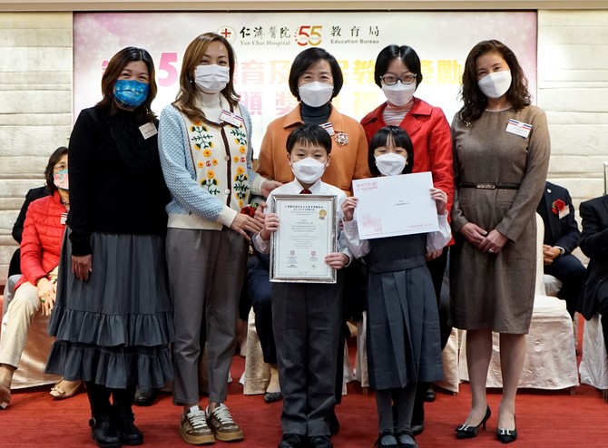 仁濟醫院董事局總理蘇凱欣小姐(左二)頒發獎項予得獎小學的師生代表