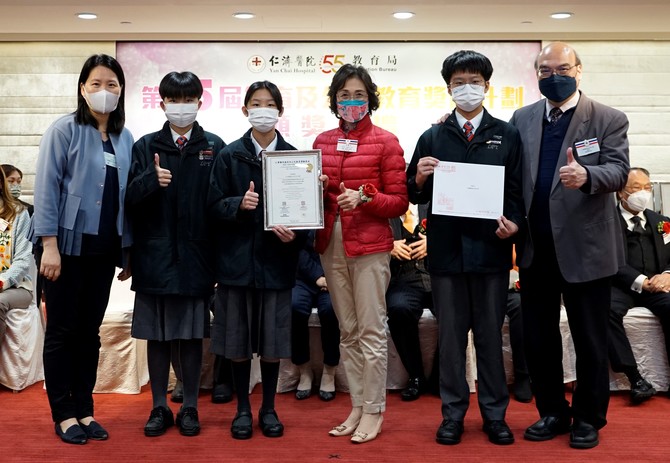 仁濟醫院董事局副主席孫蔡吐媚女士(右三)頒發獎項予得獎中學的師生代表