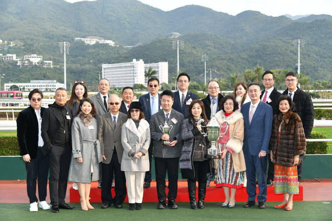 商务及经济发展局陈百里副局长、董事局孙蔡吐媚主席及顾问局赵曾学韫主席颁发奖杯予胜出马主、练马师及骑师