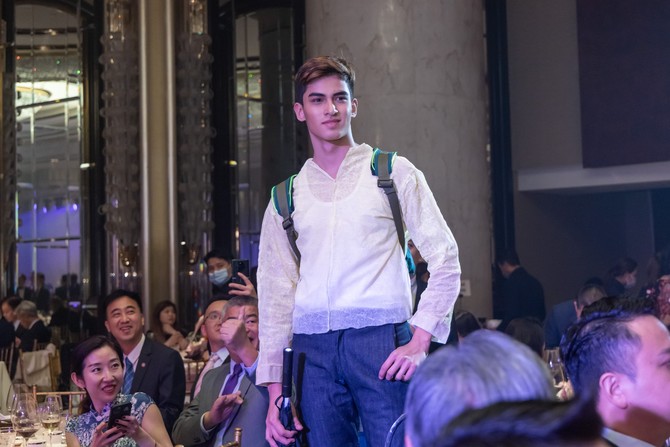 Regarding to the main theme “Inheritance”, young designers merged their creativity with traditional items and Hong Kong style into the fashion design