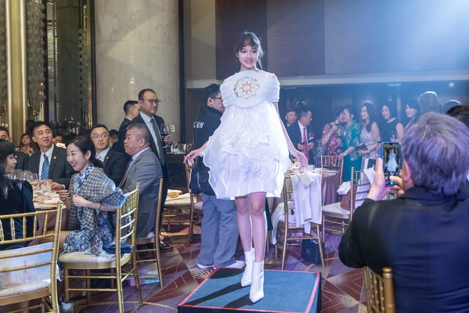 Regarding to the main theme “Inheritance”, young designers merged their creativity with traditional items and Hong Kong style into the fashion design