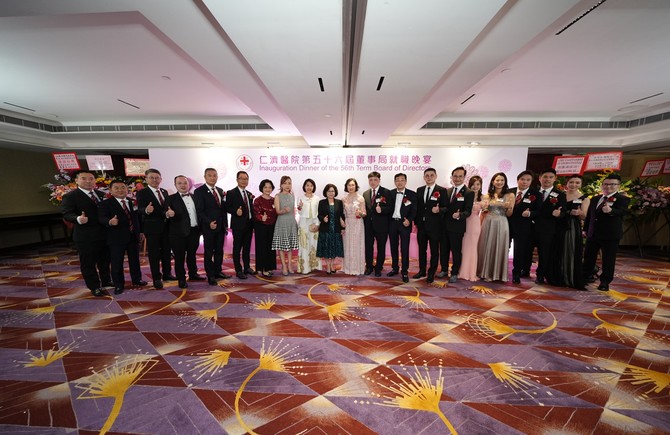特別嘉賓中華人民共和國香港特別行政區行政長官夫人李林麗嬋女士與 一眾董事局成員合照