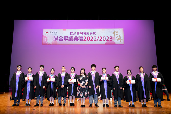 院屬中學畢業生代表從主禮嘉賓手上接過畢業證書