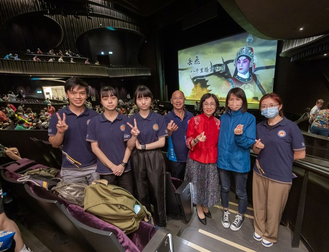 董事局主席孙蔡吐媚女士与同学们合照