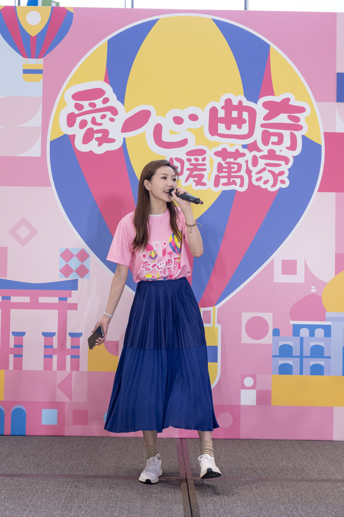 艺员及歌手吴若希压轴表演献唱，为揭幕礼划上完美句号