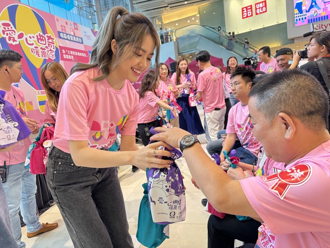 一众港姐及艺员落力地向董事局成员及市民劝销爱心曲奇