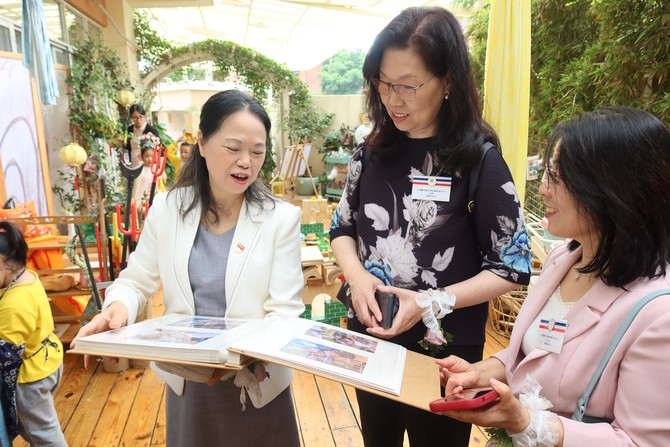 院屬校長與深圳市第三幼兒園同工交流自由遊戲進程，激勵同工鼓勵幼兒通過遊戲和探索來學習