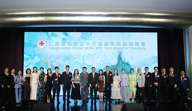 主禮嘉賓律政司副司長張國鈞博士SBS太平紳士(中)與一眾董事局成員合照
