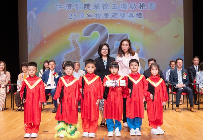 李林麗嬋行政長官夫人(後排左)及嚴徐玉珊校監(後排右)與畢業同學合照留念