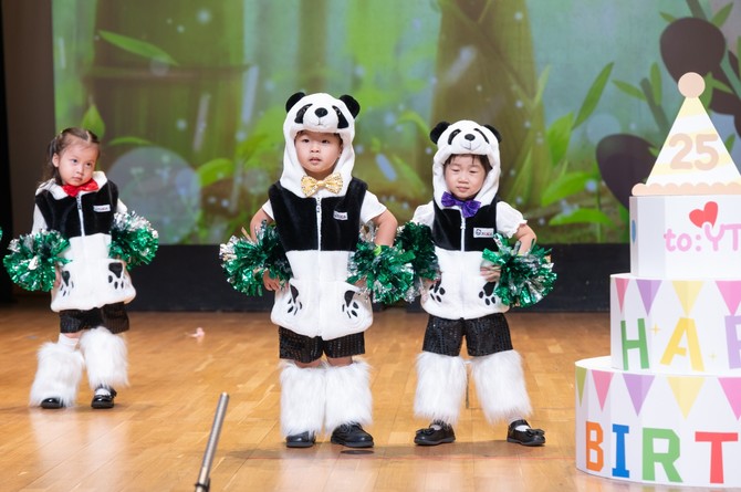 同學送上精彩的舞蹈表演，祝賀學校25周年校慶快樂