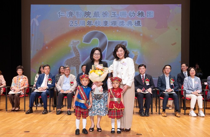 同學向李林麗嬋行政長官夫人(左二)送上花束