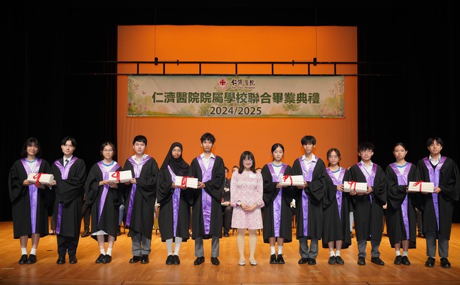 蔡敏仪首席助理秘书长颁发毕业证书予院属中学毕业生代表