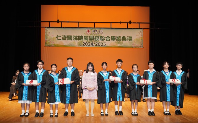 蔡敏仪首席助理秘书长颁发毕业证书予院属小学毕业生代表