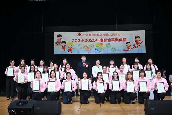 主席朱德榮先生 MH、香港教育大學協理副校長楊少詩授與二十八位優秀教師合照