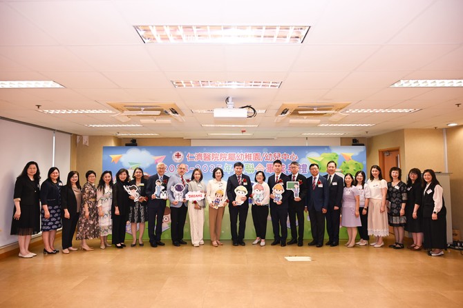 主禮與董事局成員及幼稚園校長合照留念