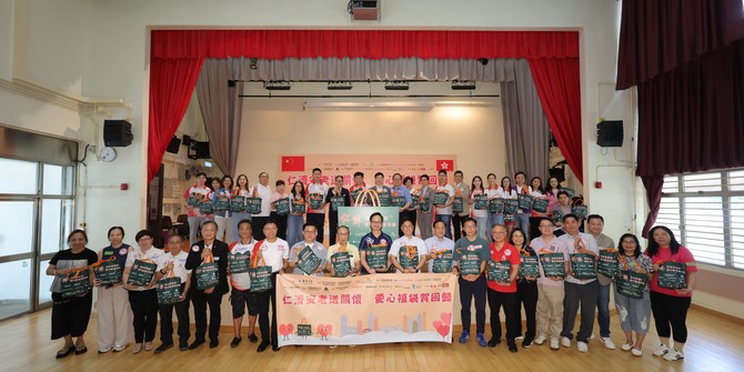 仁濟醫院董事局朱德榮主席與政制及內地事務局副局長胡健民MH太平紳士、安老事務委員會主席李國楝醫生GBS太平紳士,以及一眾嘉賓參與儀式