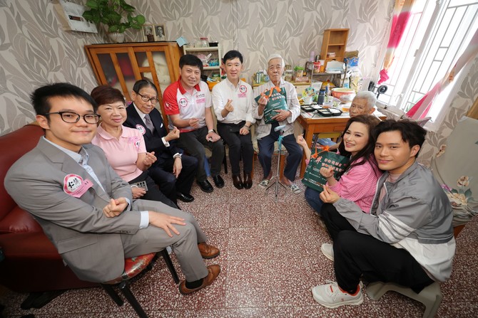 一眾嘉賓到富善邨探訪獨居長者，並向他們送上愛心福袋