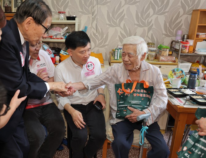 一眾嘉賓到富善邨探訪獨居長者，並向他們送上愛心福袋