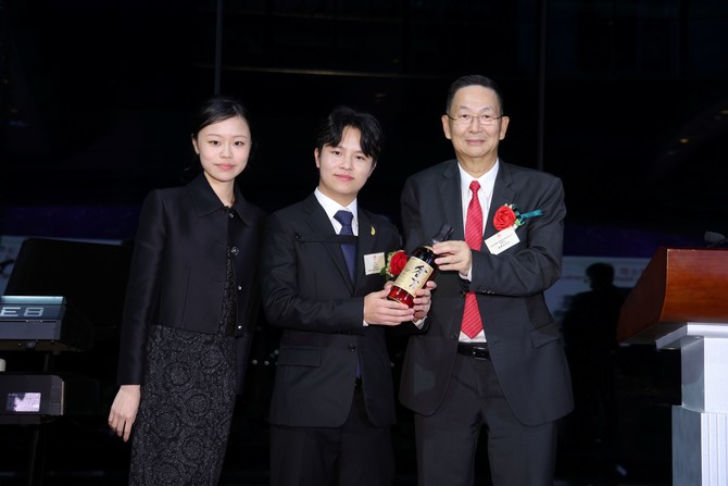 吕迪先生（图中）承投由香港荃湾北侨福利会理事长秦伟忠先生捐赠的仓吉纯麦威士忌33年（700毫升）
