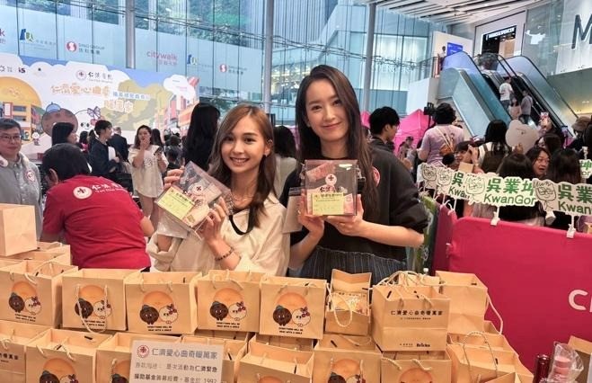 陳映影 (Santis)(圖左)與林愷鈴 (Ashley）為慈善工作不遺餘力，積極參與義賣