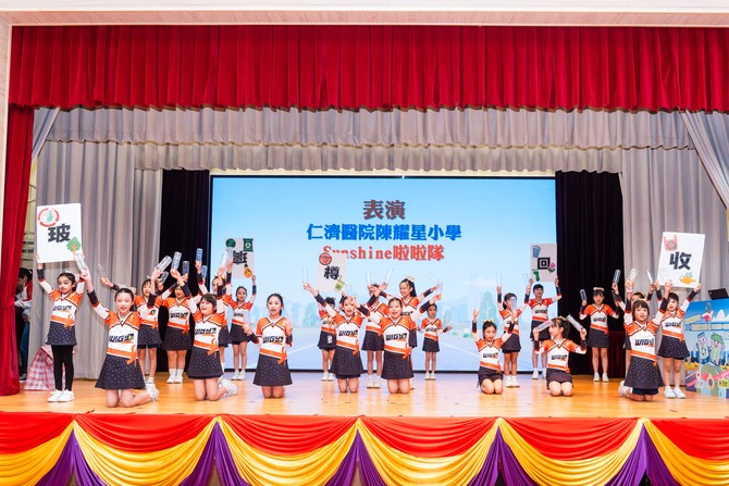 仁濟屬校學生於利用回收品作為表演道具，透過表演宣傳環保理念