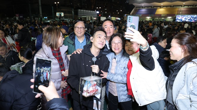 艺人梁烈唯落台呼吁现场观众购买义卖品，为筹集更多善款