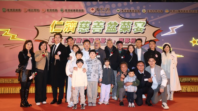 艺人梁烈唯、黄长兴、高钧贤、黄嘉乐与董事局成员等合照留念