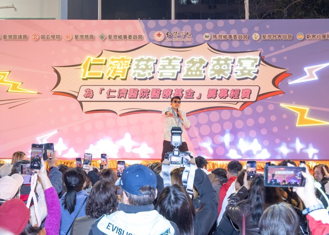 艺人黄长兴劲歌热舞一番，现场活动气氛高涨