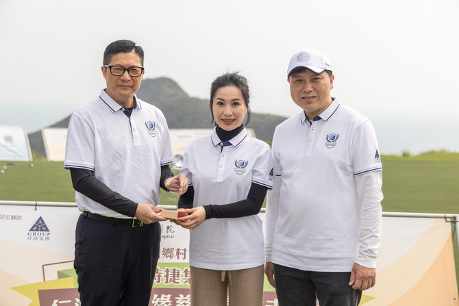 朱德榮主席(右)陪同保安局鄧炳強局長(左)致送紀念品予合辦及贊助機構淨緣慈善基金莊婉華女士(中)