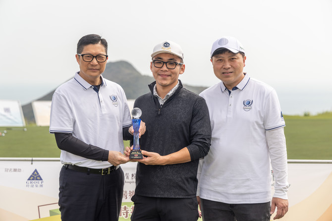 朱德榮主席(右)陪同保安局鄧炳強局長(左)致送紀念品予冠名贊助時捷集團業務總監嚴子諭先生(中)