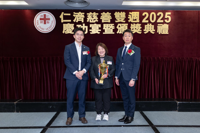 董事局总理苏世昌先生陪同香港消防处新界南总区分区副指挥官李浩贤先生颁发慈善行「个人「Fund」多多奖」予「钟锦鸾女士」