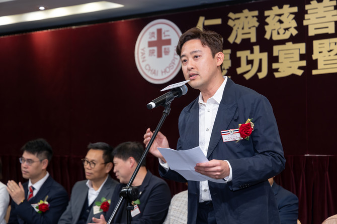 董事局副主席暨慈善双周大会主席蔡宝健先生在台上致辞