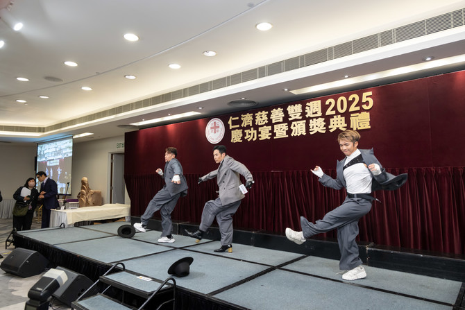 歌手们即场献唱多首各有风格的歌曲，嘉宾齐齐拍掌欢呼助兴