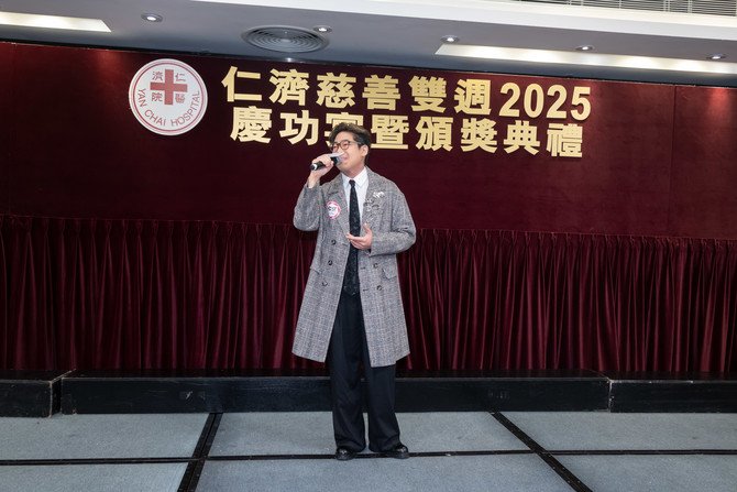 歌手们即场献唱多首各有风格的歌曲，嘉宾齐齐拍掌欢呼助兴