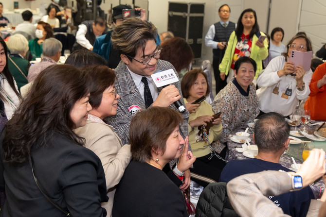 歌手们更与嘉宾、义工近距离互动，现场气氛热闹