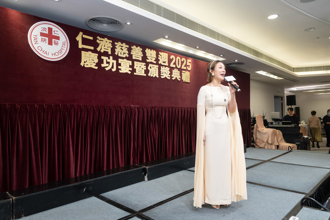 歌手们即场献唱多首各有风格的歌曲，嘉宾齐齐拍掌欢呼助兴