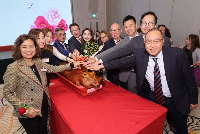 董事局及顾问局成员联同一众嘉宾主持切金猪仪式，祈求来年鸿运当头