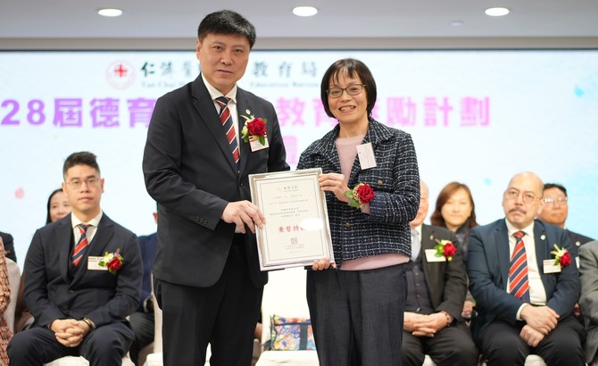 朱德榮主席MH(左)致送紀念品予林思嫺首席助理秘書長(右)