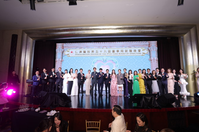 主礼嘉宾律政司副司长劳工及福利局局长孙玉菡太平绅士(中)与一众董事局成员合照