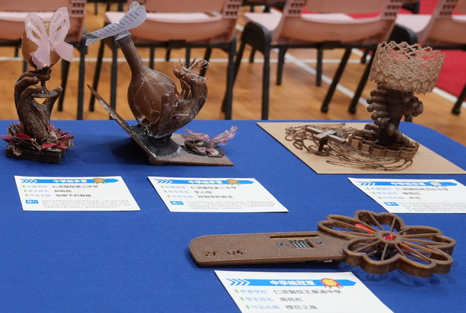 環保藝術品攤位展覽 - 計劃早前舉辦「我的綠色未來」環保藝術品創作比賽，仁濟23間中、小、幼學校學生踴躍參與，共同創作多達1,200件作品，典禮現場展出部分作品供嘉賓參觀