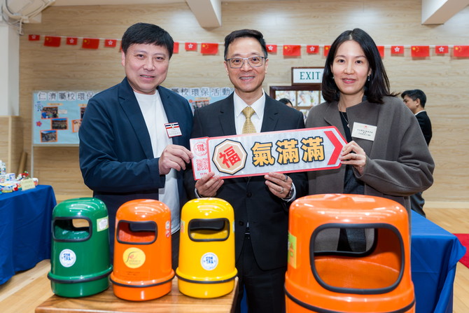 同場亦設有懲教署慈善網上禮品銷售平台「徵心製造」攤位，展示由在囚人士製造的各式手工藝品