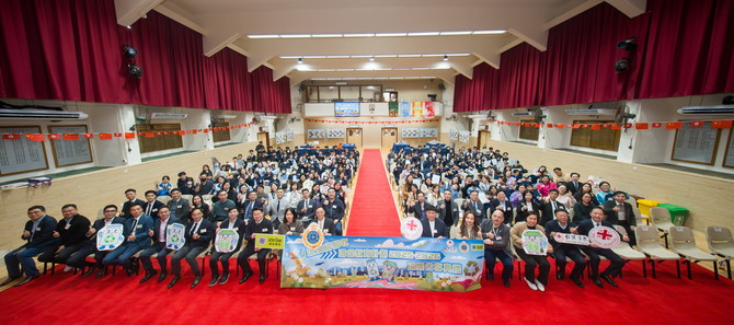 全場嘉賓及參與學校的師生拍攝大合照，共同見證計劃圓滿舉行