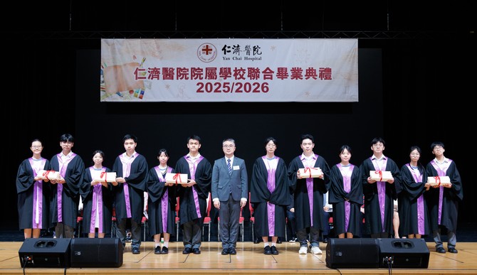 施俊辉副局长颁发毕业证书予院属中学毕业生代表