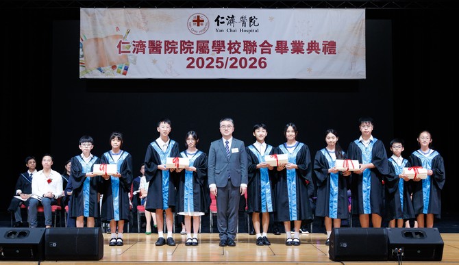 施俊辉副局长颁发毕业证书予院属小学毕业生代表