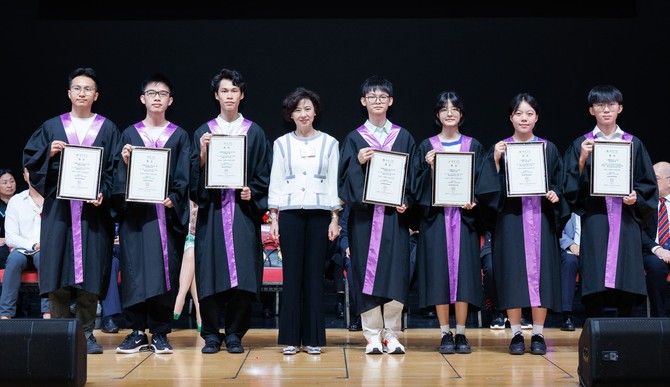 顾问局主席吴王依雯SBS, BBS太平绅士颁发仁济学生卓越表现奖予得奖学生